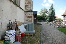 Ausgelagerter Seitenaltar (Foto: Karl-Franz Thiede)